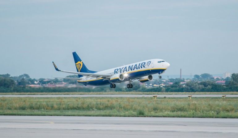 Al menos 33 hospitalizados por un descenso súbito de emergencia en un vuelo de Ryanair