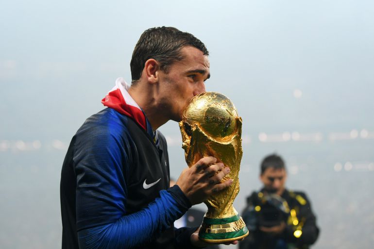 Antoine Griezmann besando la copa del Mundo Antoine Griezmann besando la copa del Mundo