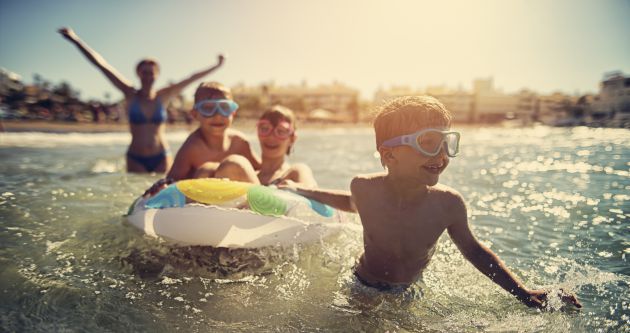 La clave es meterse poco a poco en el agua si hay diferencia de temperatura elevada para evitar la hidrocución. La clave es meterse poco a poco en el agua si hay diferencia de temperatura elevada para evitar la hidrocución.