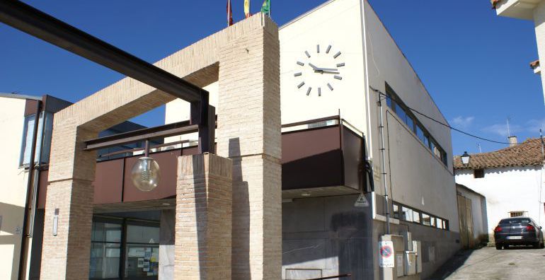Fachada del Ayuntamiento de Serranillos Fachada del Ayuntamiento de Serranillos