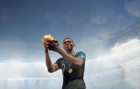 Mbappé sostiene la Copa del Mundo. Mbappé sostiene la Copa del Mundo.