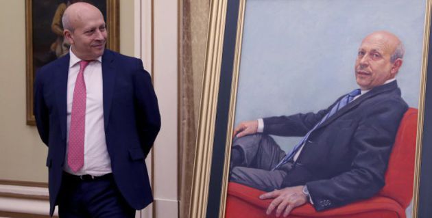 Wert frente a su retrato, que costó casi 20.000 euros