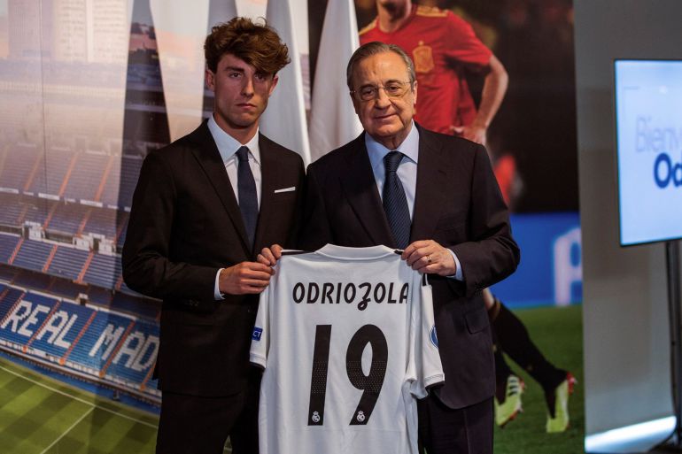 El nuevo defensor del Real Madrid Álvaro Odriozola ,acompañado por el presidente del club, Florentino Pérez, durante su presentación como nuevo futbolista del club blanco en el estadio Santiago Bernabéu El nuevo defensor del Real Madrid Álvaro Odriozola ,acompañado por el presidente del club, Florentino Pérez, durante su presentación como nuevo futbolista del club blanco en el estadio Santiago Bernabéu