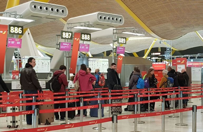 Turistas haciendo cola en el aeropuerto de Barajas. Turistas haciendo cola en el aeropuerto de Barajas.