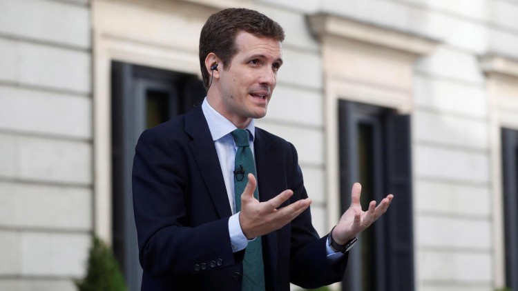 Un nuevo vídeo a lo 'Cuéntame' critica el pasado de Casado y su trayectoria junto a Aznar y Aguirre