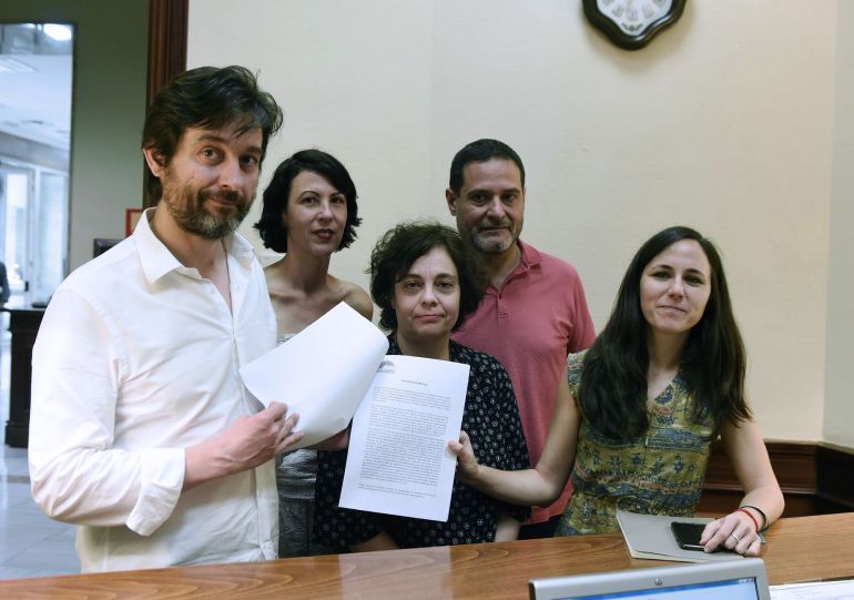 La portavoz adjunta del Grupo Confederal Unidos Podemos, En Comú Podem- En Marea, Ione Belarra acompañada, entre otros, por el diputado de Podemos Rafael Mayoral, registra una Proposición no de Ley sobre la lucha contra el fraude fiscal que insta al Gobierno a publicar la lista completa de amnistiados fiscales de 2012 La portavoz adjunta del Grupo Confederal Unidos Podemos, En Comú Podem- En Marea, Ione Belarra acompañada, entre otros, por el diputado de Podemos Rafael Mayoral, registra una Proposición no de Ley sobre la lucha contra el fraude fiscal que insta al Gobierno a publicar la lista completa de amnistiados fiscales de 2012
