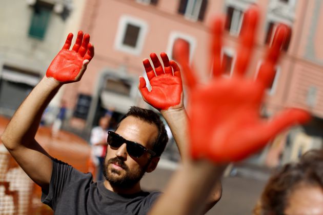 Protestas contra la política migratoria de Salvini y sus manos manchadas de sangre Protestas contra la política migratoria de Salvini y sus manos manchadas de sangre