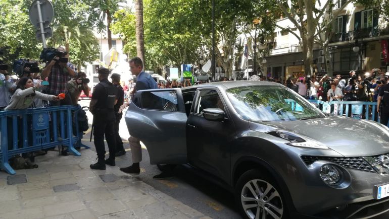 Iñaki Urdangarin recoge la orden de entrada a prisión en la Audiencia Provincial Iñaki Urdangarin recoge la orden de entrada a prisión en la Audiencia Provincial