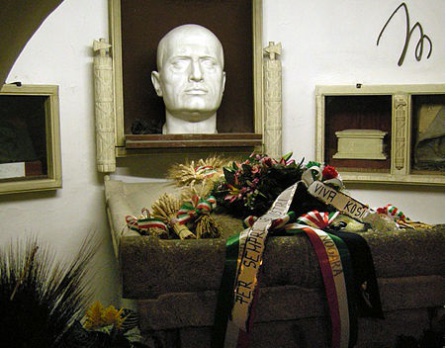 Tumba de Mussolini en Predappio Tumba de Mussolini en Predappio