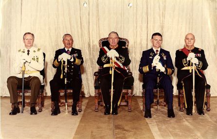 Pinochet y la Junta Militar de Gobierno Pinochet y la Junta Militar de Gobierno