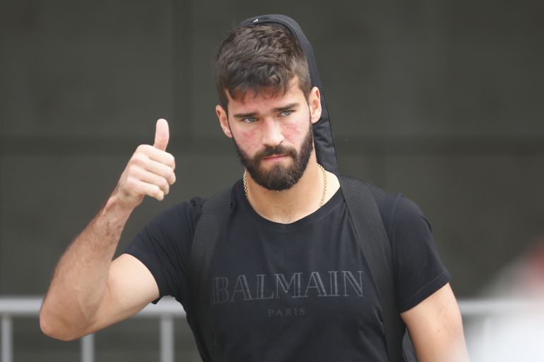 Alisson abandonando la concetración de Brasil tras caer eliminados Alisson abandonando la concetración de Brasil tras caer eliminados