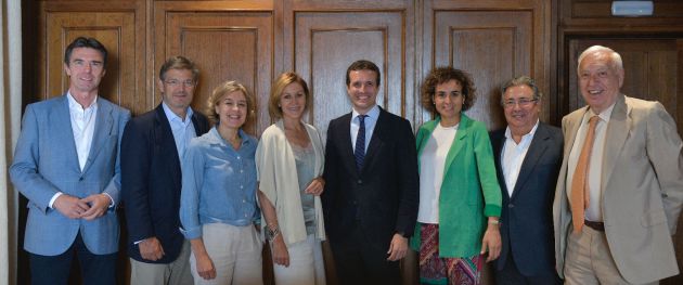 Los ministros de Rajoy junto a Pablo Casado antes del almuerzo conjunto. De izquierda a derecha: Soria, Catalá, Tejerina, Cospedal, Casado, Dolors Montserrat, Zoido y Margallo. Los ministros de Rajoy junto a Pablo Casado antes del almuerzo conjunto. De izquierda a derecha: Soria, Catalá, Tejerina, Cospedal, Casado, Dolors Montserrat, Zoido y Margallo.