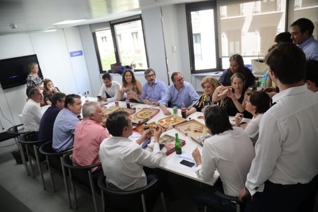La comida del equipo de Soraya Sáenz de Santamaría donde estaban presentes los exministros Alfonso Alonso, Fátima Báñez, Iñigo de la Serna, Álvaro Nadal y Javier Arenas; También han almorzado el exdelegado del Gobierno, Antonio Sanz, el presidente del PP de Málaga, Elías Bendodo, los senadores Iñaki Oyarzabal y Edelmira Barreiro, y los diputados José Luis Ayllón y Belén Bajo, entre otros. La comida del equipo de Soraya Sáenz de Santamaría donde estaban presentes los exministros Alfonso Alonso, Fátima Báñez, Iñigo de la Serna, Álvaro Nadal y Javier Arenas; También han almorzado el exdelegado del Gobierno, Antonio Sanz, el presidente del PP de Málaga, Elías Bendodo, los senadores Iñaki Oyarzabal y Edelmira Barreiro, y los diputados José Luis Ayllón y Belén Bajo, entre otros.