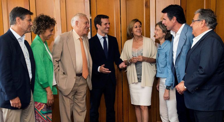 Pablo Casado en la comida que ha mantenido hoy en Madrid con varios cargos del partido: el exministro de Justicia Rafael Catalá, la exministra de Sanidad, Servicios Sociales e Igualdad Dolors Montserrat, el exministro de Asuntos Exteriores José Manuel García-Margallo, la exministra de Defensa, María Dolores de Cospedal, la exministra de Agricultura, Isabel García Tejerina, el exministro de Industria José Manuel Soria y el exministro del Interior, Juan Ignacio Zoido. Pablo Casado en la comida que ha mantenido hoy en Madrid con varios cargos del partido: el exministro de Justicia Rafael Catalá, la exministra de Sanidad, Servicios Sociales e Igualdad Dolors Montserrat, el exministro de Asuntos Exteriores José Manuel García-Margallo, la exministra de Defensa, María Dolores de Cospedal, la exministra de Agricultura, Isabel García Tejerina, el exministro de Industria José Manuel Soria y el exministro del Interior, Juan Ignacio Zoido.