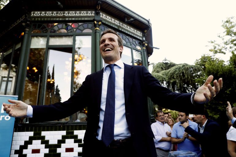El candidato a liderar al PP, Pablo Casado, atiende a los medios de comunicación durante el acto de fin de campaña que ha celebrado hoy en el paseo de Recoletos, en Madrid El candidato a liderar al PP, Pablo Casado, atiende a los medios de comunicación durante el acto de fin de campaña que ha celebrado hoy en el paseo de Recoletos, en Madrid
