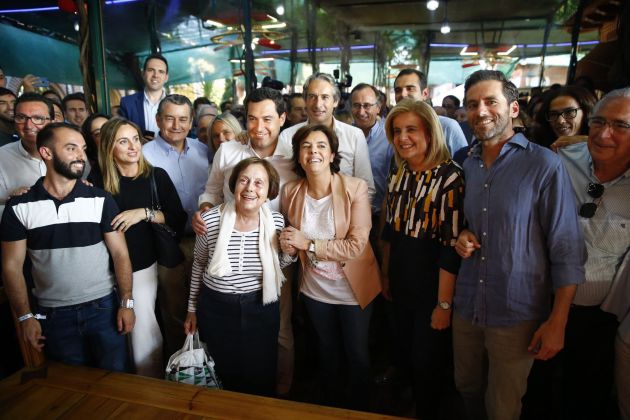 Soraya Sáenz de Santamaría (c) rodeada de compañeros de partido durante el acto con el que cierra su campaña electoral Soraya Sáenz de Santamaría (c) rodeada de compañeros de partido durante el acto con el que cierra su campaña electoral