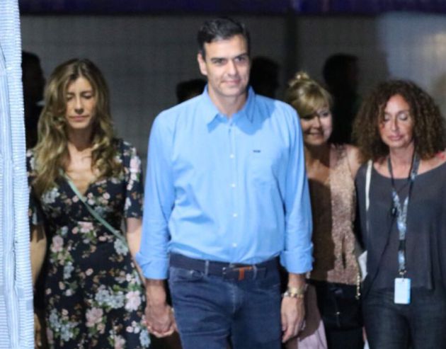 La llegada de Pedro Sánchez al FIB junto a su esposa La llegada de Pedro Sánchez al FIB junto a su esposa