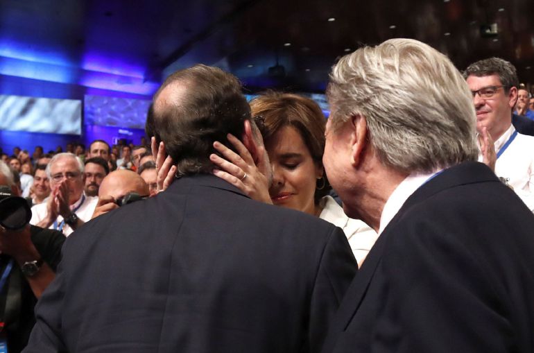 El presidente del PP, Mariano Rajoy (i), junto a la candidata a liderar al PP, Soraya Sáenz de Santamaría, durante la celebración del Congreso Nacional del Partido Popular El presidente del PP, Mariano Rajoy (i), junto a la candidata a liderar al PP, Soraya Sáenz de Santamaría, durante la celebración del Congreso Nacional del Partido Popular