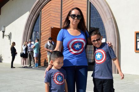 Adriana Ríos, amiga de la tía del niño Anthony Ávalos fallecido por maltrato, posa con sus hijos vestidos con una camiseta de Capitán América. Adriana Ríos, amiga de la tía del niño Anthony Ávalos fallecido por maltrato, posa con sus hijos vestidos con una camiseta de Capitán América.