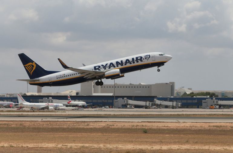 Avión de la compañía irlandesa Ryanair. Avión de la compañía irlandesa Ryanair.