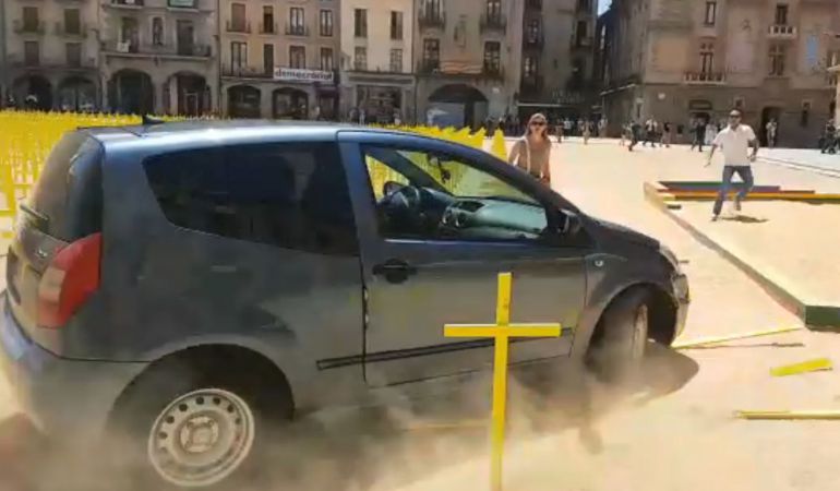 Un coche arrolla las cruces amarillas en la plaza mayor de Vic Un coche arrolla las cruces amarillas en la plaza mayor de Vic