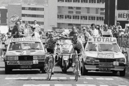 Lemond e Hinault entran abrazados en meta en uno de los momentos más memorables de la historia del Tour Lemond e Hinault entran abrazados en meta en uno de los momentos más memorables de la historia del Tour