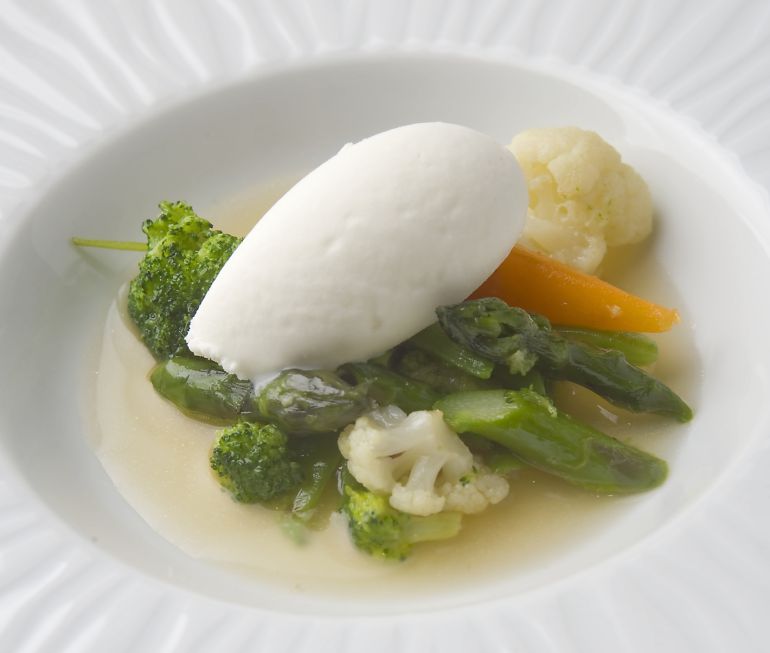 Verduras salteadas con crema helada de espárragos. Verduras salteadas con crema helada de espárragos.
