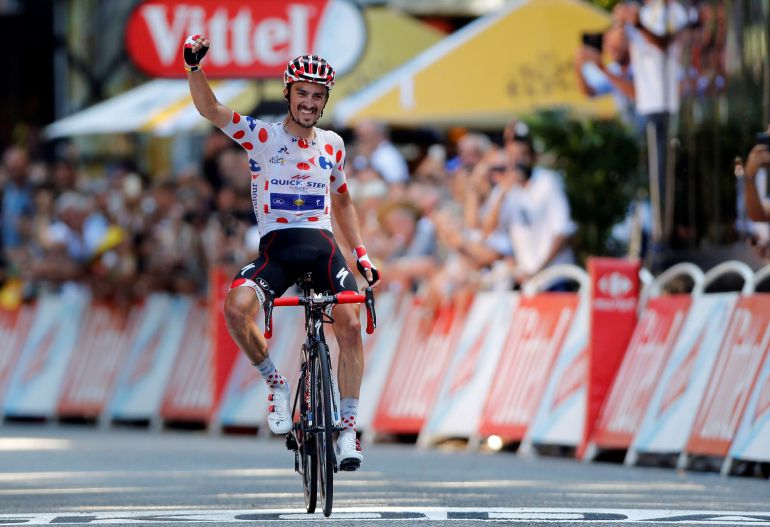 Alaphilippe celebra la victoria en meta Alaphilippe celebra la victoria en meta