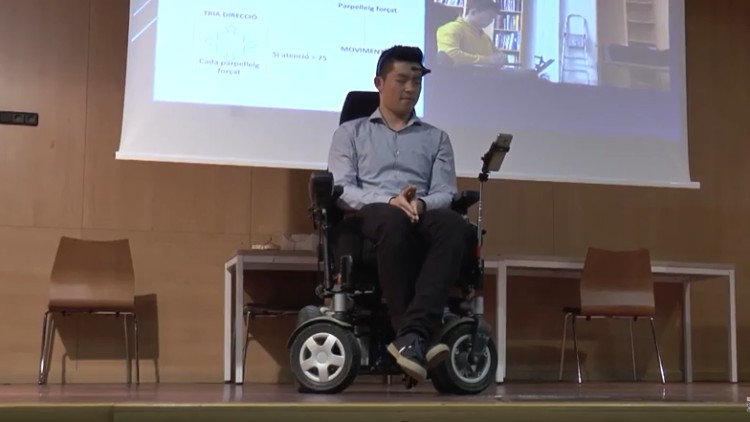 Alumnos de bachiller desarrollan un sistema que permite controlar una silla de ruedas mediante un parpadeo