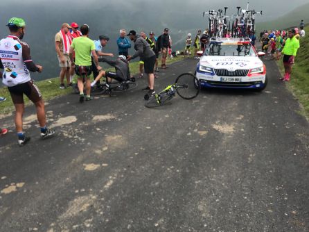El gendarme, después de derribar al británico El gendarme, después de derribar al británico
