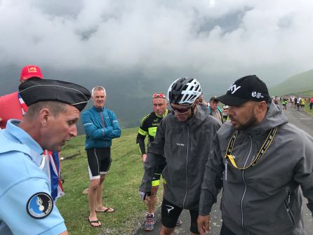 Froome y el asistente del Sky discuten con el policía Froome y el asistente del Sky discuten con el policía