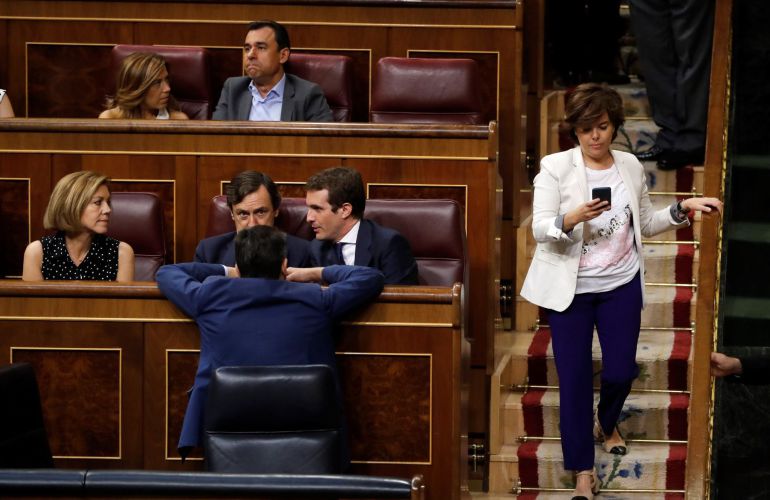 Casado conversa con los diputados Rafael Hernando y María Dolores de Cospedal. A la derecha, Soraya Saénz de Santamaria. Casado conversa con los diputados Rafael Hernando y María Dolores de Cospedal. A la derecha, Soraya Saénz de Santamaria.