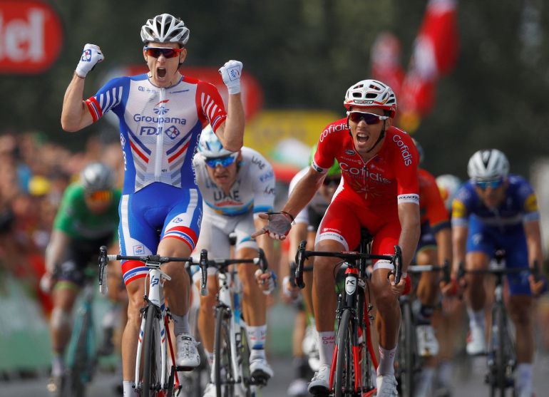El ciclista francés Arnaud Demare , del equipo Groupama FDJ, celebra la victoria mientras cruza la línea de meta de la decimoctava etapa del Tour, una carrera de 171km entre las localidades de Trie-sur-Baise y Pau en Francia, hoy, 26 de julio de 2018. El ciclista francés Arnaud Demare , del equipo Groupama FDJ, celebra la victoria mientras cruza la línea de meta de la decimoctava etapa del Tour, una carrera de 171km entre las localidades de Trie-sur-Baise y Pau en Francia, hoy, 26 de julio de 2018.