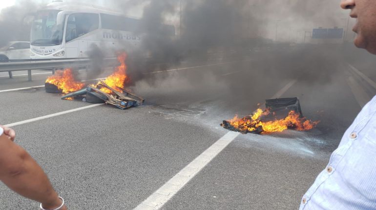 Hogueras durante una protesta de taxistas en Barcelona Hogueras durante una protesta de taxistas en Barcelona