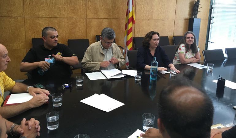 Reunión del sector del taxi con la alcaldesa Ada Colau Reunión del sector del taxi con la alcaldesa Ada Colau