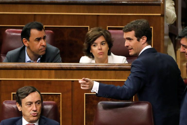 Pablo Casado se dirige a la exvicepresidenta del Gobierno, Soraya Saénz de Santamaría y los diputados del Grupo Popular Rafael Hernando,iz, Fernando Martínez Maillo. Pablo Casado se dirige a la exvicepresidenta del Gobierno, Soraya Saénz de Santamaría y los diputados del Grupo Popular Rafael Hernando,iz, Fernando Martínez Maillo.