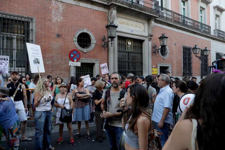 Vista de la concentración convocada por asociaciones feministas esta tarde en Madrid Vista de la concentración convocada por asociaciones feministas esta tarde en Madrid