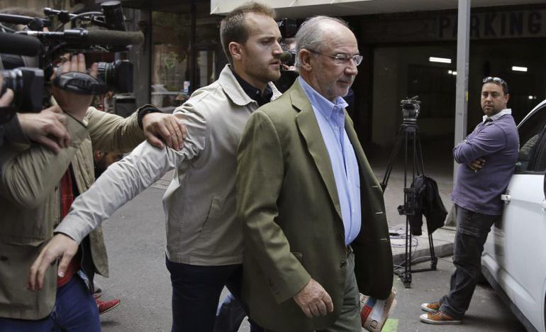 Rodrigo Rato en una imagen de archivo abandonando su domicilio Rodrigo Rato en una imagen de archivo abandonando su domicilio