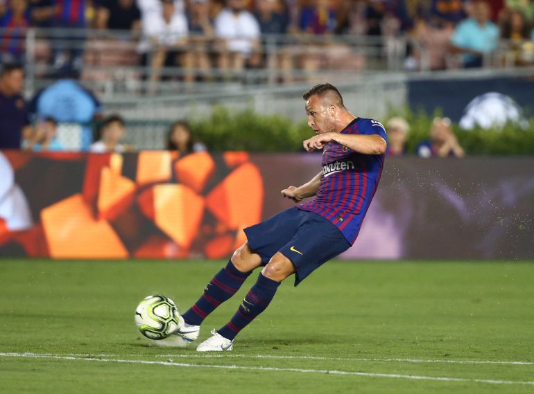 Arthur dispara para hacer el golazo de la noche Arthur dispara para hacer el golazo de la noche