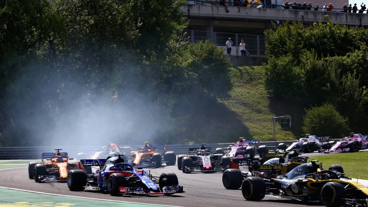 Carlos Sainz pierde tres posiciones en la salida