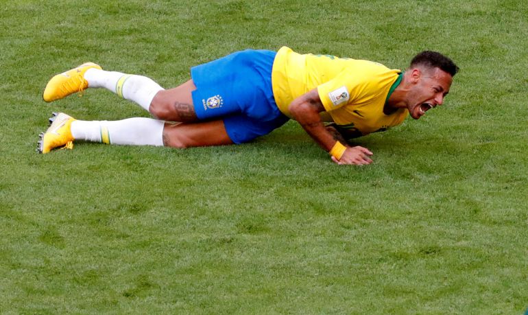 Neymar se queja de una falta durante el Mundial Neymar se queja de una falta durante el Mundial
