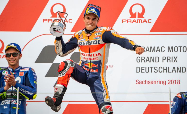 Márquez celebra una victoria con Rossi de fondo Márquez celebra una victoria con Rossi de fondo