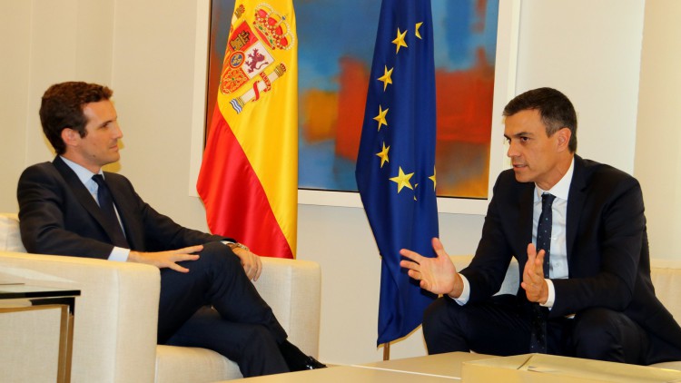 Pedro Sánchez y Pablo Casado, cara a cara en La Moncloa