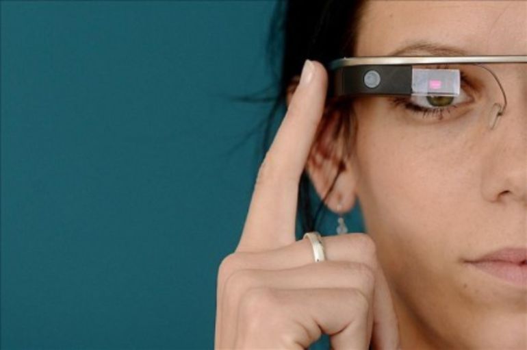 Imagen de una usuaria con unas "Google Glass". Imagen de una usuaria con unas "Google Glass".