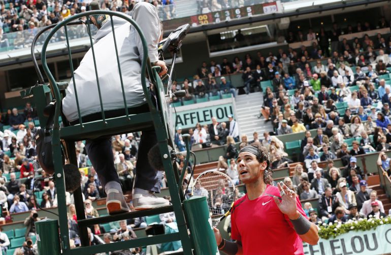 Nadal protestando a un árbitro durante un partido Nadal protestando a un árbitro durante un partido