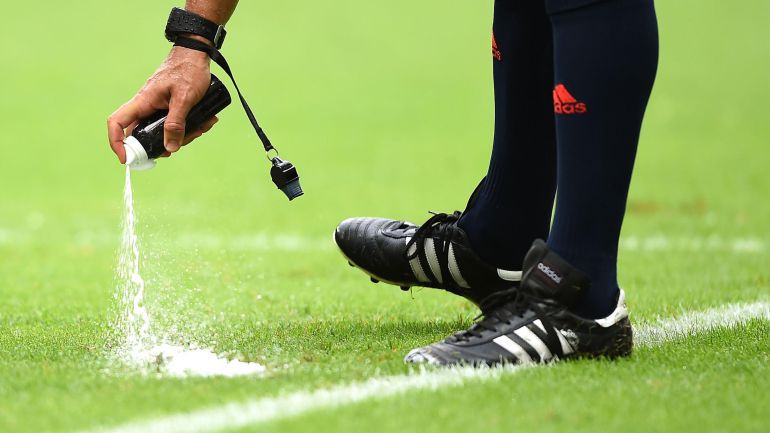 Resultado de imagen para arbitros fifa spray fifa