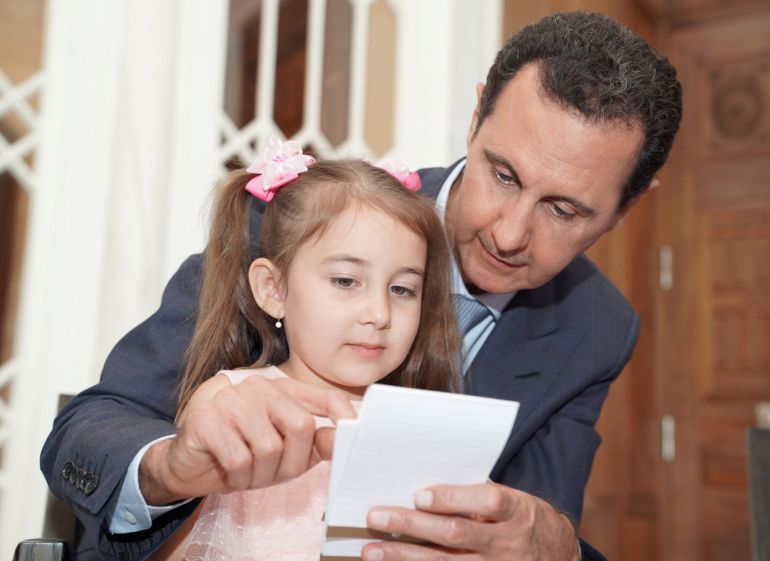 El dictador sirio al Assad recibe a familias rusas en el palacio presidencial de Damasco. El dictador sirio al Assad recibe a familias rusas en el palacio presidencial de Damasco.