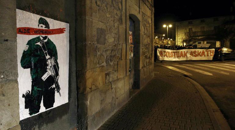 Cartel colocado en la locadidad de Alsasua con la frase "Alde Hemendik-Fuera de aquí" Cartel colocado en la locadidad de Alsasua con la frase "Alde Hemendik-Fuera de aquí"