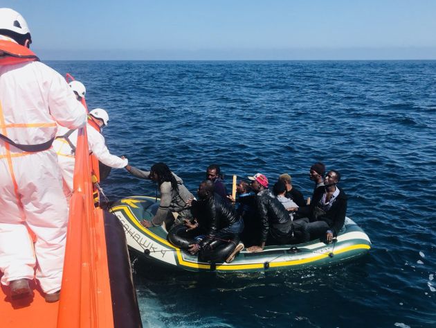 Rescate patera con inmigrantes por Salvamento Marítimo Rescate patera con inmigrantes por Salvamento Marítimo