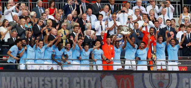 Los 'citizens' levantan el trofeo Los 'citizens' levantan el trofeo